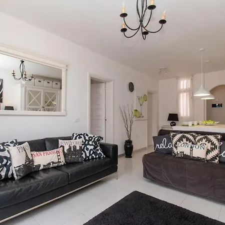 Beautiful 1 Bedroom Apartment. Communal Pool شقة