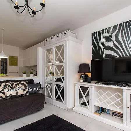 Apartmán Beautiful 1 Bedroom Apartment. Communal Pool *